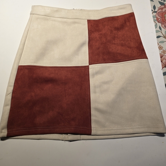 Chic Two-Tone Mini Skirt in Cream and Red - Picture 1 of 7